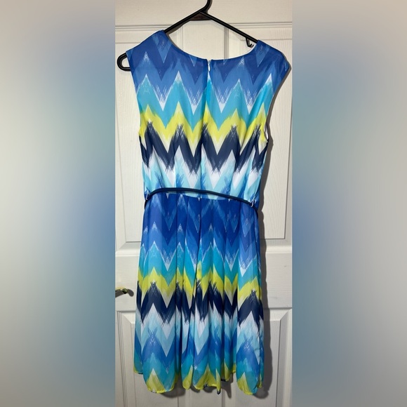 Dress Barn Blue Zig Zag Dress Size 8 Colorful Sleeveless Lined Chiffon Style - Picture 6 of 13